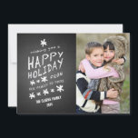 CHALKBOARD HAPPY HOLIDAY FOTOKARTE FEIERTAGSKARTE<br><div class="desc">CHALKBOARD GLÜCKLICH FERIENAUFENTHALT FOTOKARTE. Fun Chalk Schriftart verwendet auf einem schwarzen chalkboard gedruckten Foto Effekt Hintergrund. Wir wünschen Ihnen einen angenehmen Urlaub von unserer Familie zu IHNEN. Personalisieren Sie mit Ihrem Namen und Foto. Elke Clarke© Abrufbar unter ww.zazzle.com/monogramgallery. Für ein anderes Sprichwort kontaktieren Sie bitte das Geschäft.</div>