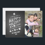 CHALKBOARD HAPPY HOLIDAY FOTOKARTE FEIERTAGSKARTE<br><div class="desc">CHALKBOARD GLÜCKLICH FERIENAUFENTHALT FOTOKARTE. Fun Chalk Schriftart verwendet auf einem schwarzen chalkboard gedruckten Foto Effekt Hintergrund. Wir wünschen Ihnen einen angenehmen Urlaub von unserer Familie zu IHNEN. Personalisieren Sie mit Ihrem Namen und Foto. Elke Clarke© Abrufbar unter ww.zazzle.com/monogramgallery. Für ein anderes Sprichwort kontaktieren Sie bitte das Geschäft.</div>