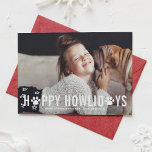Chalkboard Happy Howlidays Typografie Pet Holiday<br><div class="desc">Mit dieser modernen,  spielerischen und festlichen Haustierkarte können Sie Ihre Haustiere auf Ihren Urlaubskarten genießen. Es zeichnet sich durch eine moderne,  weiße Typografie mit Hundepfeifen-Akzent mit Imitat-Kalkboard-Hintergrund aus. Andere Farben und ähnliche Gegenstände sind verfügbar.</div>