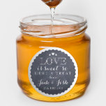 Chalkboard Hearts Gastgeschenk Hochzeit Jar Round  Runder Aufkleber<br><div class="desc">Die perfekte Touch für eine Gastgeschenk Hochzeit, diese Tafel mit weißem und weißem Etikett ist eine reizvolle Mischung aus schick und rustikal und würde großartig auf einem Konservierungsgefäß aussehen, das mit einem koordinierenden Band oder einer Kette verbunden ist. Vergessen Sie nicht, Ihren Namen, Ihr Veranstaltungsdatum und sogar ein individuelles Sprichwort...</div>