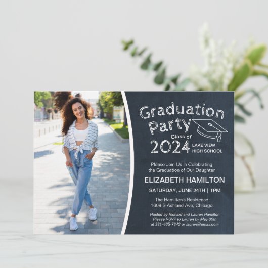 Chalkboard High School Foto Graduation Party Einladung (Stehend Vorderseite)