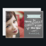 Chalkboard Holiday Flat Card Blue Christmas Scroll Feiertagskarte<br><div class="desc">Chalkboard Holiday Karten mit blauem Weihnachtsbanner und individuellem Foto auf grauem Hintergrund. 12x18 Holiday Flachkarten mit Fotovorlage und weißem Text "Frohe Weihnachten und ein glückliches neues Jahr". Das typografische Design wird auf einem Hintergrund im Chalkboard-Stil gedruckt. Weiße, heilige Blätter, Beeren, Rollen und ein Fahnen schmücken diese weiße, blaue und graue...</div>