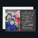 Chalkboard Holiday Flat Foto Cards Feiertagskarte<br><div class="desc">Spaß und festliche Happy Holidays Grüße mit Foto auf trendigen Flachkarten. Extravaganter Chalkboard-Stil mit schwarzem Hintergrund, Schnörkeln, Rollen, Schneeflocken, Heiligen, Kiefern- und Beerenfedern schafft einen skurrilen Winterrahmen mit eleganter Retro-Typografie und wirlvoller Schriftzeichnung. Dieses Template ist ein Set-Up für das Foto der Familie (eine neue/verlobte Paarversion ist verfügbar), aber Sie können...</div>