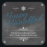 Chalkboard-Imitate BlueGlitter Hanukkah Quadratischer Aufkleber<br><div class="desc">Ein Chalkboard-Hintergrund zeigt die Worte "Happy Hanukkah", die in einem blauen Imitat Glitzer-Effekt gerendert werden. Ein silberner glänzender Star von David punktiert die Spitze des Designs. Dreidels werden als Akzente und kurvige Ornamente hinzugefügt, um Ihre besondere Botschaft zu gestalten. Perfekt, um Ihre Hanukah Feier zu einem, das glänzt! Verwenden Sie...</div>