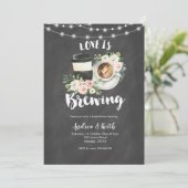 Chalkboard Kaffee Liebe ist Brechen Brautparty Einladung (Stehend Vorderseite)
