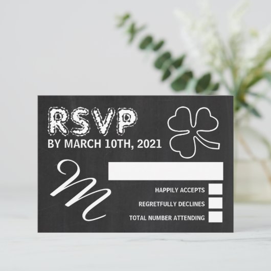 Chalkboard-Kleeblatt, St Patrick's Day Party UAWG RSVP Karte (Stehend Vorderseite)