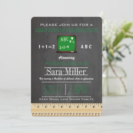Chalkboard Lehrer Abschluss Einladung (Stehend Vorderseite)