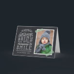 Chalkboard Letting Holiday Foto Card Feiertagskarte<br><div class="desc">Erschwingliche, individuell bedruckte Weihnachtskarten mit einfachen Vorlagen für die Anpassung. Dieses lustige Design zeichnet sich durch niedliche handgeschriebene Schriftart auf einem Imitat-Chalkboard-Hintergrund mit grün gestreiften Waschbändern um Ihr Foto aus. Der Text lautet "Hoffe, dass die Ferien dir viele Gründe zum Lächeln bringen". Personalisieren Sie es mit Ihren Fotos, Familiennamen, dem...</div>