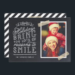 Chalkboard Letting Holiday Foto Card Feiertagskarte<br><div class="desc">Günstige, individuell bedruckte Urlaubskarten mit einfachen Vorlagen für die Anpassung. Dieses lustige Design zeichnet sich durch niedliche handgeschriebene Schreibweise auf einem Imitat-Chalkboard-Hintergrund mit goldgestreiftem Waschband um Ihr Foto aus. Der Text lautet "Hoffe, dass die Ferien dir viele Gründe zum Lächeln bringen". Personalisieren Sie es mit Ihren Fotos, Familiennamen, dem Jahr...</div>