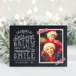 Chalkboard Letting Holiday Foto Card Feiertagskarte<br><div class="desc">Erschwingliche, individuell bedruckte Weihnachtskarten mit einfachen Vorlagen für die Anpassung. Dieses lustige Design zeichnet sich durch niedliche handgeschriebene Schreibweise auf einem Imitat-Chalkboard-Hintergrund mit rot gestreiften Waschbändern um Ihr Foto aus. Der Text lautet "Hoffe, dass die Ferien dir viele Gründe zum Lächeln bringen". Personalisieren Sie es mit Ihren Fotos, Familiennamen, dem...</div>