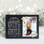 Chalkboard Letting Holiday Foto Card Feiertagskarte<br><div class="desc">Erschwingliche, individuell bedruckte Weihnachtskarten mit einfachen Vorlagen für die Anpassung. Dieses lustige Design zeichnet sich durch niedliche handgeschriebene Schreibweise auf einem Imitat-Chalkboard-Hintergrund mit goldgestreiftem Waschband um Ihr Foto aus. Der Text lautet "Hoffe, dass die Ferien dir viele Gründe zum Lächeln bringen". Personalisieren Sie es mit Ihren Fotos, Familiennamen, dem Jahr...</div>