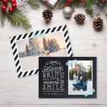 Chalkboard Letting Holiday Foto Card Feiertagskarte<br><div class="desc">Günstige, individuell bedruckte Urlaubskarten mit einfachen Vorlagen für die Anpassung. Dieses lustige Design zeichnet sich durch niedliche handgeschriebene Stil-Typografie auf einem Imitat-Chalkboard-Hintergrund mit aqua gestreiftem Waschbänder um Ihr Foto. Der Text lautet "Hoffe, dass die Ferien dir viele Gründe zum Lächeln bringen". Personalisieren Sie es mit Ihren Fotos, Familiennamen, dem Jahr...</div>