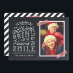 Chalkboard Letting Holiday Foto Card Feiertagskarte<br><div class="desc">Günstige, individuell bedruckte Urlaubskarten mit einfachen Vorlagen für die Anpassung. Dieses lustige Design zeichnet sich durch niedliche handgeschriebene Schreibweise auf einem Imitat-Chalkboard-Hintergrund mit rot gestreiften Waschbändern um Ihr Foto aus. Der Text lautet "Hoffe, dass die Ferien dir viele Gründe zum Lächeln bringen". Personalisieren Sie es mit Ihren Fotos, Familiennamen, dem...</div>