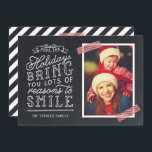 Chalkboard Letting Holiday Foto Card Feiertagskarte<br><div class="desc">Günstige, individuell bedruckte Urlaubskarten mit einfachen Vorlagen für die Anpassung. Dieses lustige Design zeichnet sich durch niedliche handgeschriebene Schreibweise auf einem Imitat-Chalkboard-Hintergrund mit rot gestreiften Waschbändern um Ihr Foto aus. Der Text lautet "Hoffe, dass die Ferien dir viele Gründe zum Lächeln bringen". Personalisieren Sie es mit Ihren Fotos, Familiennamen, dem...</div>