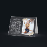 Chalkboard Letting Holiday Foto Card Feiertagskarte<br><div class="desc">Erschwingliche, individuell bedruckte Weihnachtskarten mit einfachen Vorlagen für die Anpassung. Dieses lustige Design zeichnet sich durch niedliche handgeschriebene Schreibweise auf einem Imitat-Chalkboard-Hintergrund mit goldgestreiftem Waschband um Ihr Foto aus. Der Text lautet "Hoffe, dass die Ferien dir viele Gründe zum Lächeln bringen". Personalisieren Sie es mit Ihren Fotos, Familiennamen, dem Jahr...</div>