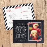 Chalkboard Letting Holiday Foto Card Feiertagspostkarte<br><div class="desc">Günstige, maßgeschneiderte Foto-Postkarten mit einfachen Vorlagen für die Anpassung. Dieses lustige Design zeichnet sich durch niedliche handgeschriebene Schreibweise auf einem Imitat-Chalkboard-Hintergrund mit rot gestreiften Waschbändern um Ihr Foto aus. Der Text lautet "Hoffe, dass die Ferien dir viele Gründe zum Lächeln bringen". Personalisieren Sie es mit Ihren Fotos, Familiennamen, dem Jahr...</div>