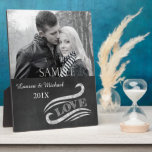 Chalkboard-Liebe Hochzeit Foto Keepake Plaque Fotoplatte<br><div class="desc">Chalkboard-Bilder sind beliebt,  und diese ist besonders elegant. Ihr Foto (schwarz-weiß oder farbig) ist oben,  mit einem hübschen Chalkboard-Scrolldesign,  das das Wort LIEBE umrahmt. Das macht eine wunderbare Beibehaltung Hochzeit oder Verlobung Geschenk. *Dank an Lilian Ella Boudy Design für den Einsatz von Clip Art in diesem Design.</div>