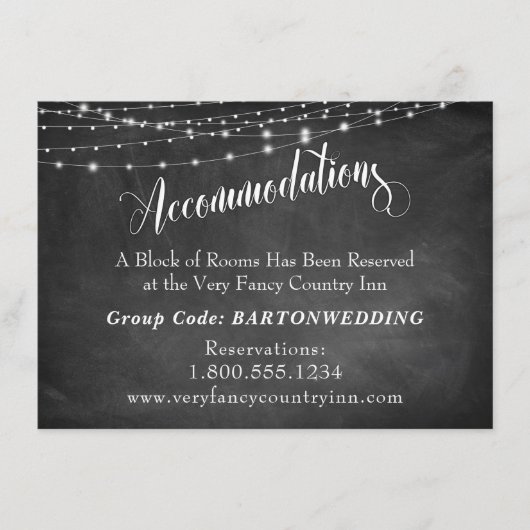 Chalkboard & Light Strings Hochzeitsunterkünfte Begleitkarte (Vorderseite)