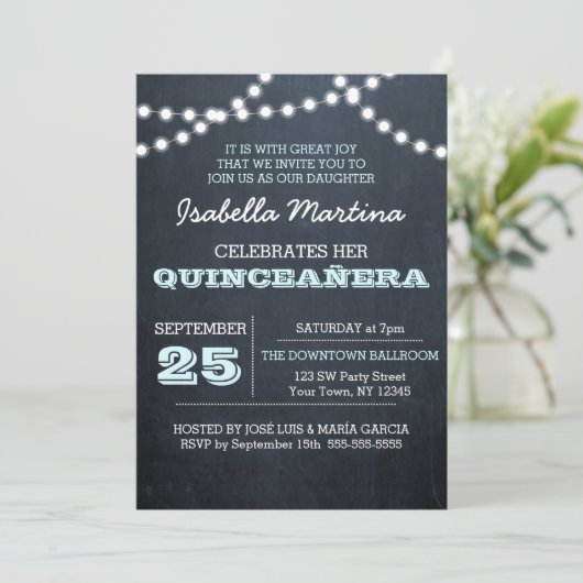 Chalkboard Lights Aqua Quinceñera Einladung (Stehend Vorderseite)