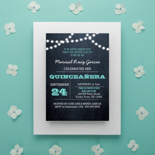 Chalkboard Lights Aquamarin Quinceañera Einladung