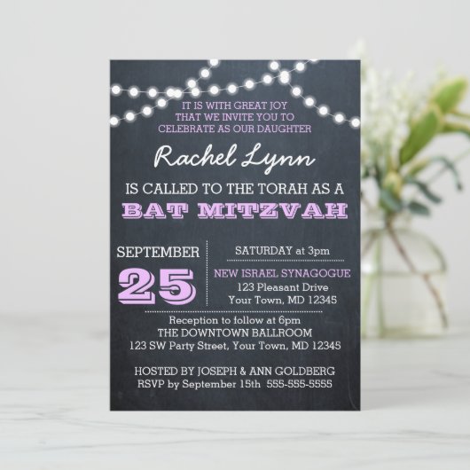 Chalkboard Lights Lilac Bat Mitzvah Einladung (Stehend Vorderseite)