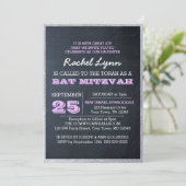 Chalkboard Lights Lilac Glitzer Border Bat Mitzvah Einladung (Stehend Vorderseite)