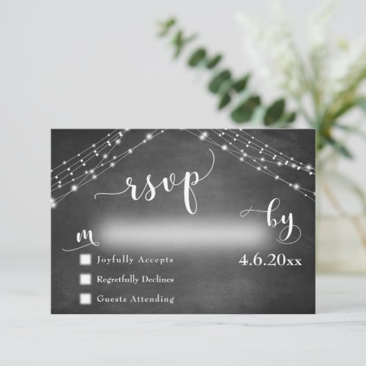 Chalkboard & Lights mit Hochzeitskalligraphie-UAWG RSVP Karte (Stehend Vorderseite)