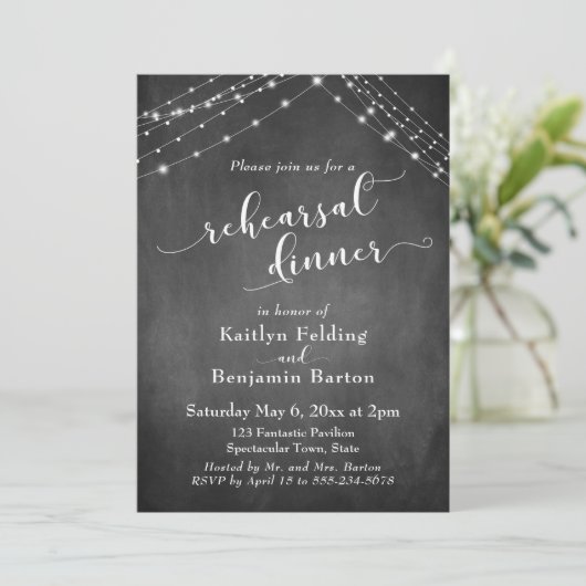 Chalkboard Lights Skript Hochzeit Probe Dinner Einladung (Stehend Vorderseite)