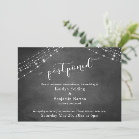 Chalkboard & Lights Verspätete Hochzeitsankündigun Einladung (Stehend Vorderseite)