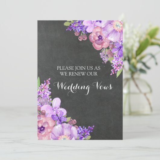 Chalkboard Lilac Purple Flowers Vow Renewal Einladung (Stehend Vorderseite)