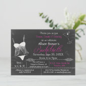 Chalkboard Lingerie Dusche Bachelorette Einladung (Stehend Vorderseite)