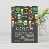 Chalkboard Lucky You St Patrick's Day Dinner Party Einladung (Stehend Vorderseite)