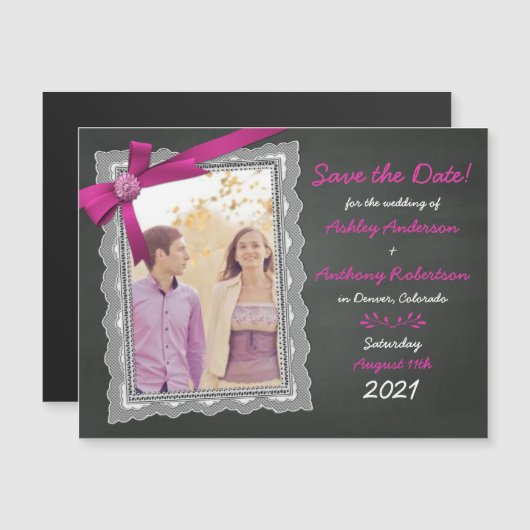 Chalkboard Magenta Bow Foto Hochzeit Speichern Sie Magneteinladung (Vorne/Hinten)