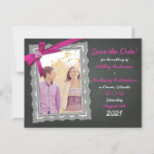 Chalkboard Magenta Bow Foto Hochzeit Speichern Sie Magneteinladung (Vorderseite)