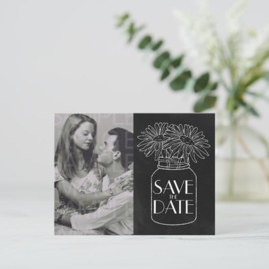 Chalkboard Mason Jar in Daisis Foto Save the Date Ankündigungspostkarte (Stehend Vorderseite)