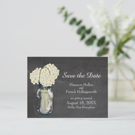 Chalkboard Mason Jar und Hydrangeas Save the Date Ankündigungspostkarte (Stehend Vorderseite)