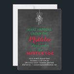 Chalkboard Mistletoe Holiday Party Einladung<br><div class="desc">Diese festliche Chalkboard-Feier-Einladung wird mit Mistletoe und dem niedlichen Sprichwort, What Happens Under the Mistletoe Bleibe Under the Mistletoe, auf einem Chalkboard-Hintergrund, um es zu einer lustigen und trendigen Weihnachtsfeier Party Einladung. Es ist Teil der Chalkboard Mistletoe Holiday Collection. Wenn Hilfe benötigt wird, um diese zu personalisieren, oder wenn zusätzliche...</div>