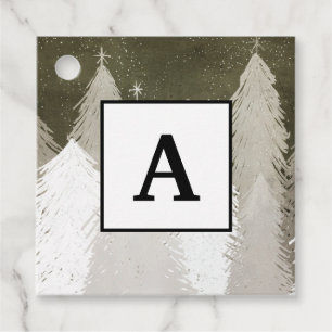 Chalkboard mit weißem und grauem Schnee bedeckten  Geschenkanhänger
