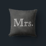 Chalkboard Mrs. Pillow Kissen<br><div class="desc">Niedliches Kissen für die Neuvermählten auf einem illustrierten Chalkboard-Hintergrund. Herr Pillow steht Ihnen ebenfalls zur Verfügung.</div>