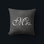 Chalkboard Mrs. Pillow Kissen<br><div class="desc">Extravaganter Typ auf einem illustrierten Chalkboard Hintergrund betont dieses Kissen für den Sweetheart Tisch, Sofa oder Bett. Der koordinierende Kollege Cushion steht ebenfalls zur Verfügung. Wenn Sie die Typfarbe ändern möchten: Klicken Sie auf den Knopf "Anpassen", klicken Sie auf die Zeile des Typs auf der rechten Seite, klicken Sie auf...</div>