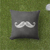 Chalkboard Mustache Außenkissen Kissen (Golfball-Marker)