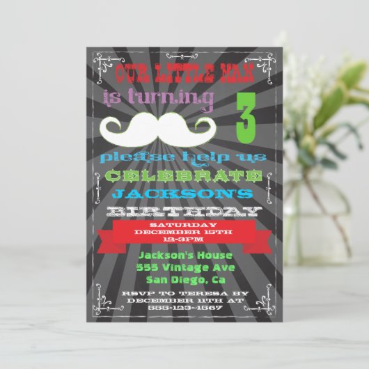 Chalkboard Mustache Geburtstagsparty Einladungen (Stehend Vorderseite)