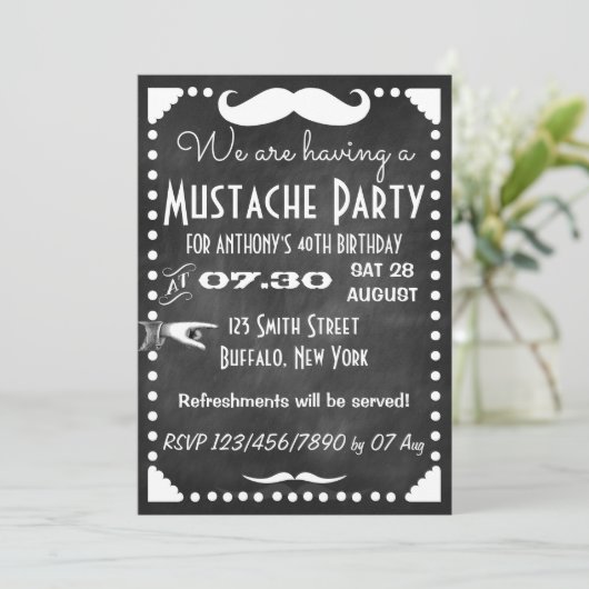 Chalkboard Mustache Party Einladung (Stehend Vorderseite)