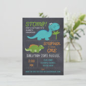 Chalkboard Niedliche Dinosaurier Geburtstagseinlad Einladung (Stehend Vorderseite)