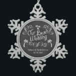 Chalkboard Our Beach Wedding Schneeflocken Zinn-Ornament<br><div class="desc">Trendy und beliebter Chalkboard Hintergrund in Holzkohle grau mit weißem handgeschriebenem Look Text. Erinnern Sie sich an ein altes Einkaufszentrum oder an Vintage Anziehungskraft. Bringen Sie Vintagen Stil mit einem staubigen Schieferkarton zurück. Das Ufer ist ein perfekter Ort, um die großen Hochzeitstage-Nuptials mit diesem Thema zu feiern, diesen wahren Sake...</div>