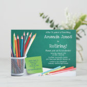 Chalkboard & Pencil Crayons Lehrer Ruhestand Einladung (Stehend Vorderseite)