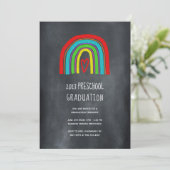 Chalkboard Rainbow Preschool Abschluss Einladung (Stehend Vorderseite)