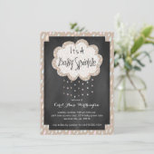Chalkboard Raindrop Baby Sprinkle Einladung (Stehend Vorderseite)