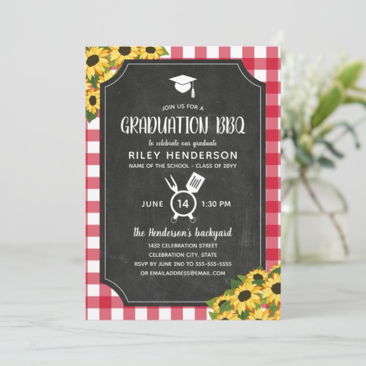 Chalkboard Red Gingham Sunflower Abschluss GRILLEN Einladung (Stehend Vorderseite)