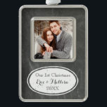 Chalkboard Rustic First Christmas Couple Ornament Rahmen-Ornament Silber<br><div class="desc">Unsere ersten Weihnachten vereinen individuelle Foto-Dekoration in rustikalem Landchalkboardmuster mit Vintagen Details und handgeschriebenem Stylettext.</div>